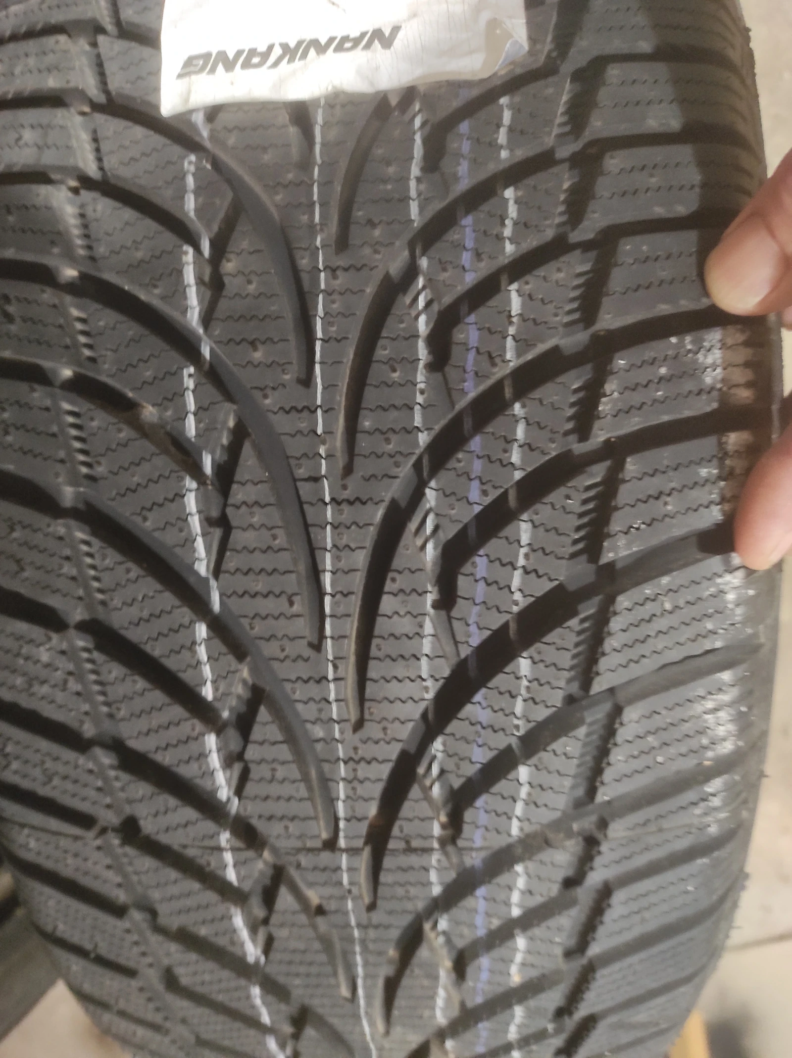 Гуми Зимни 225/50R16, снимка 4 - Гуми и джанти - 54585731