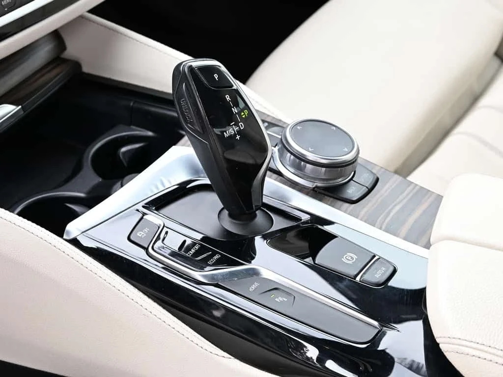 BMW 530E xDrive iPerformance * ПОДГРЕВИ * ПРЕДСТАВИТЕЛСТВО, снимка 9 - Автомобили и джипове - 53817191