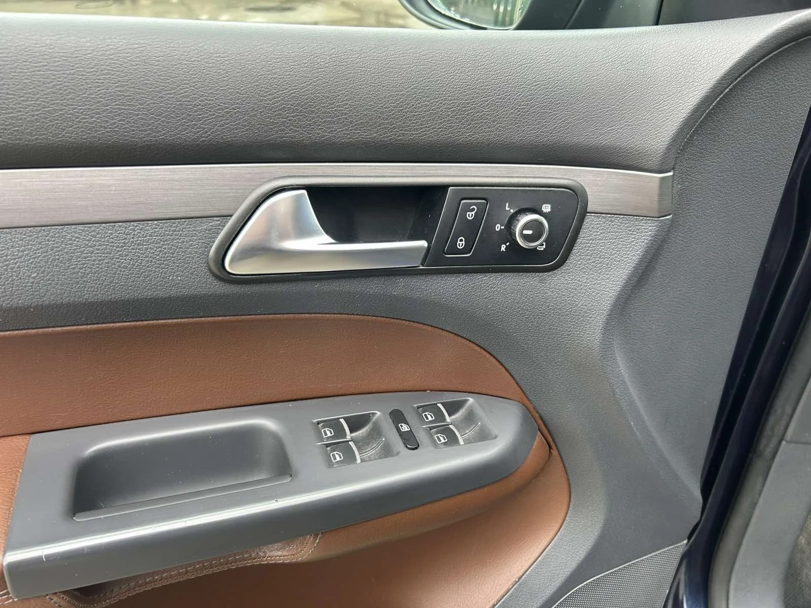 VW Touran 2.0 DSG Cross, снимка 12 - Автомобили и джипове - 54072281