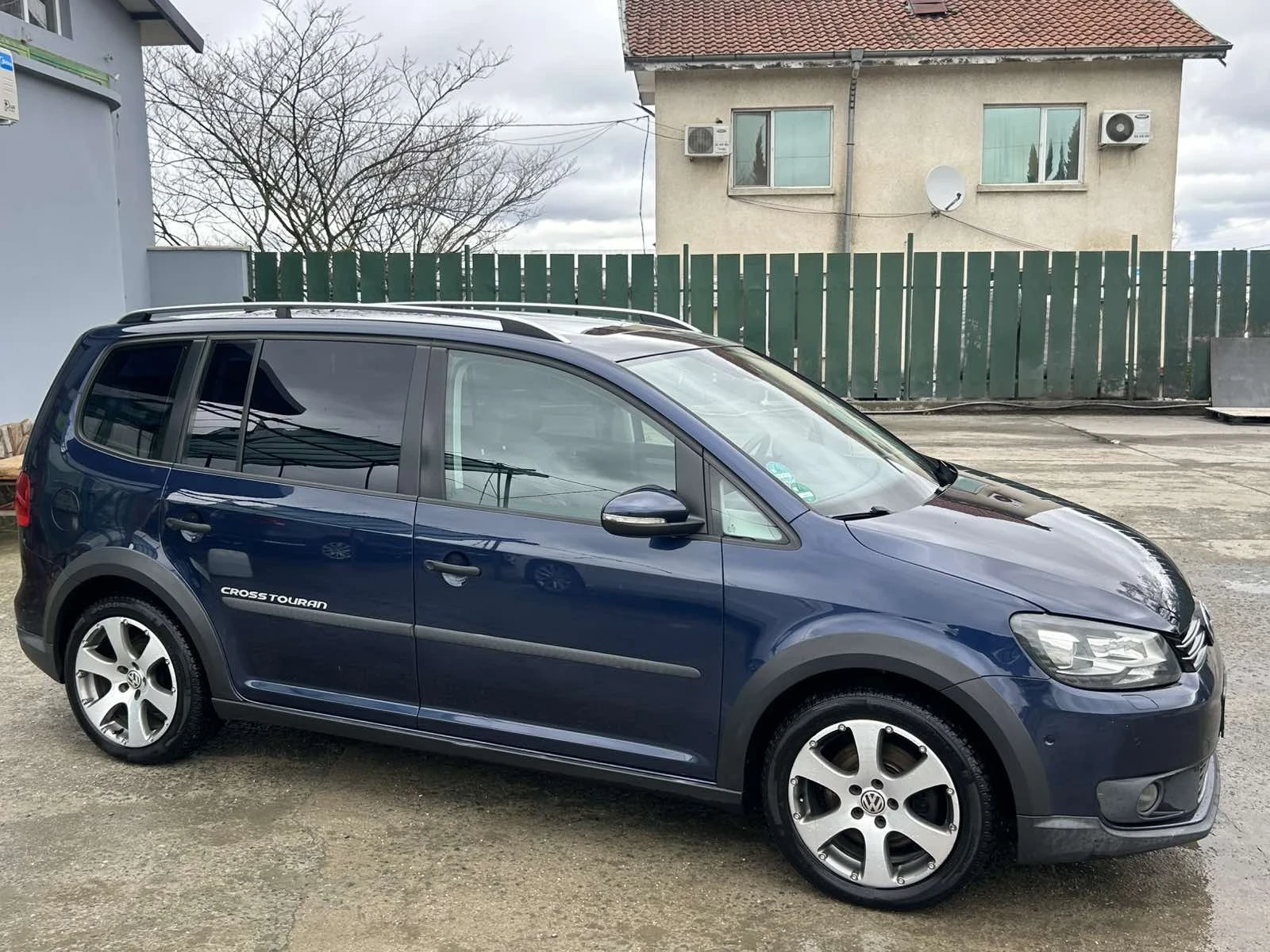 VW Touran 2.0 DSG Cross, снимка 2 - Автомобили и джипове - 54072281