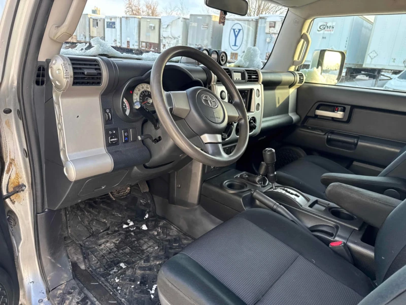 Toyota Fj cruiser CARFAX* АВТОФИНАНСИРАНЕ БЕЗ ПЪРВОНАЧАЛНА ВНОСКА, снимка 5 - Автомобили и джипове - 52962754