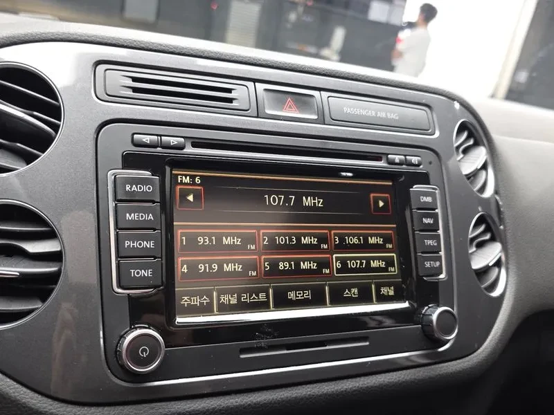 VW Tiguan 2.0 Tdi Premium 5N, снимка 15 - Автомобили и джипове - 56112780