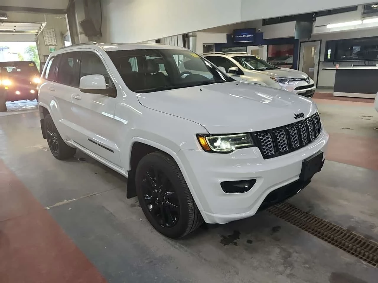 Jeep Grand cherokee ALTITUDE / КОЖА / ЛЕД / ПАНОРАМА , снимка 2 - Автомобили и джипове - 55471526