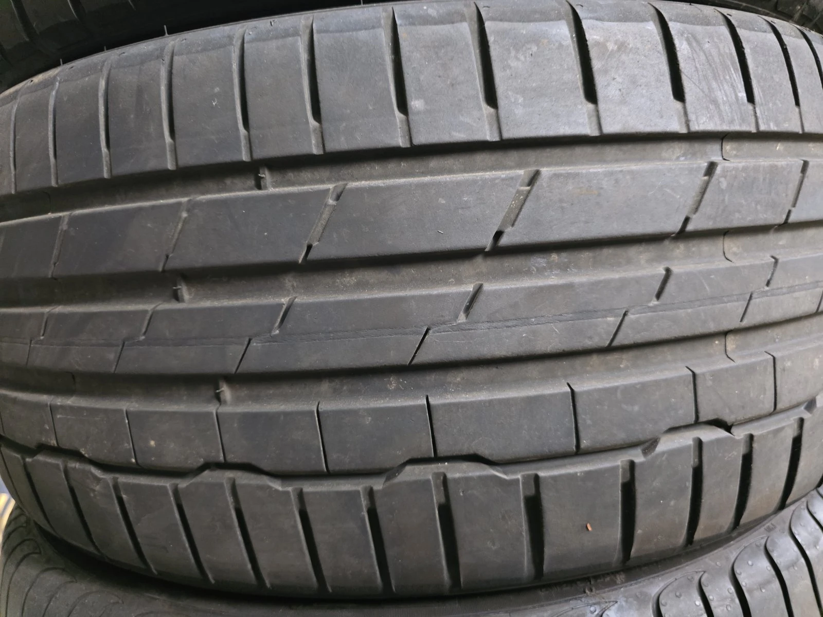 Гуми Летни 225/35R20, снимка 2 - Гуми и джанти - 56730701