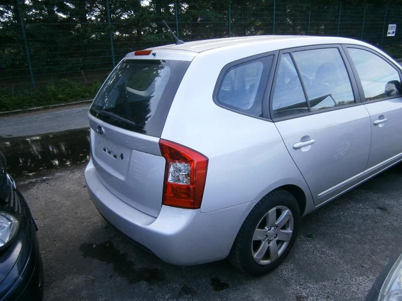 Kia Carens 2.0i 16V, снимка 4 - Автомобили и джипове - 36255611