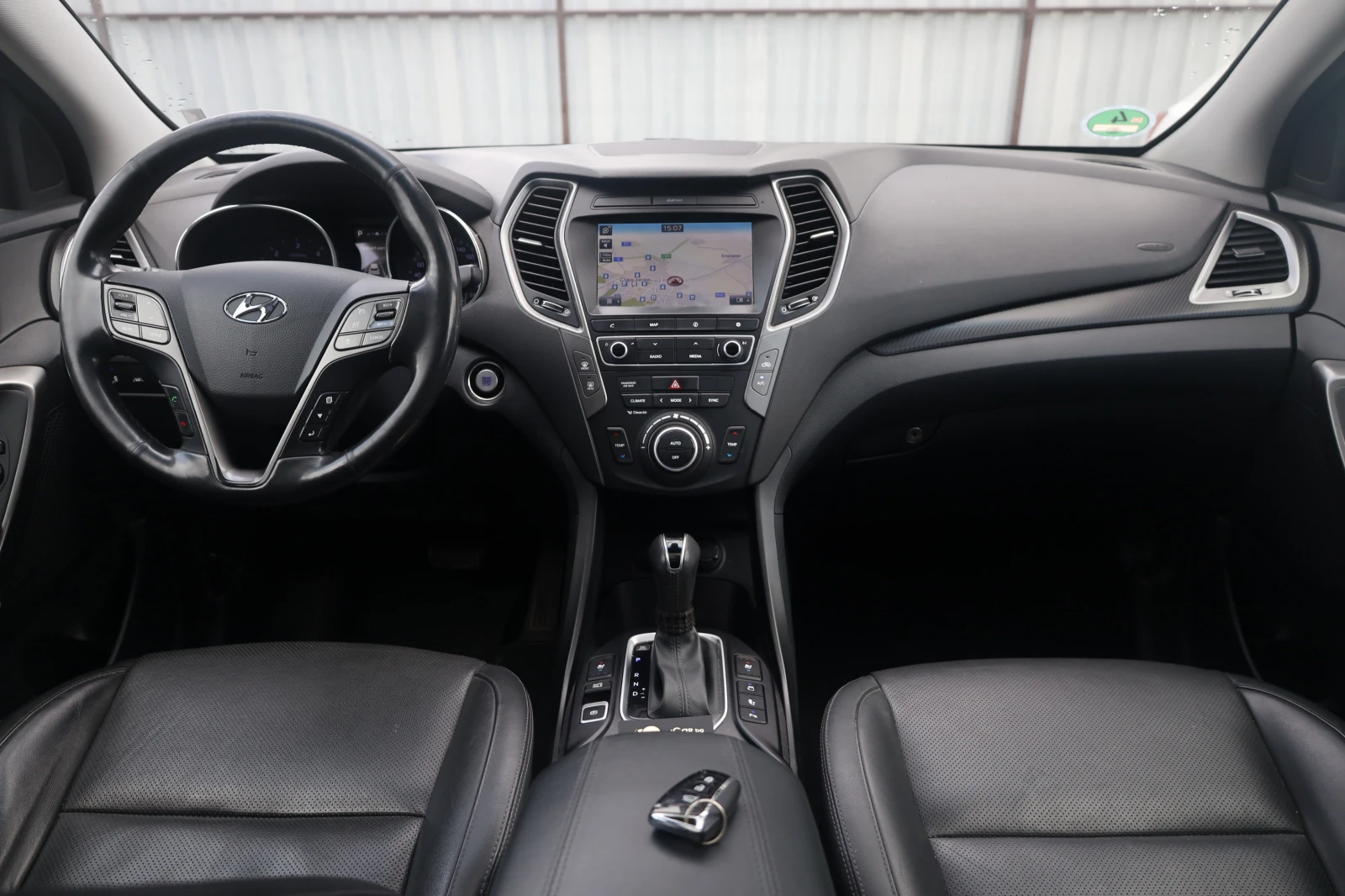 Hyundai Santa fe 2.2CRDI 4WD 360KAM KeyGO PANO SitzKlim Distr LEDER, снимка 12 - Автомобили и джипове - 54751364