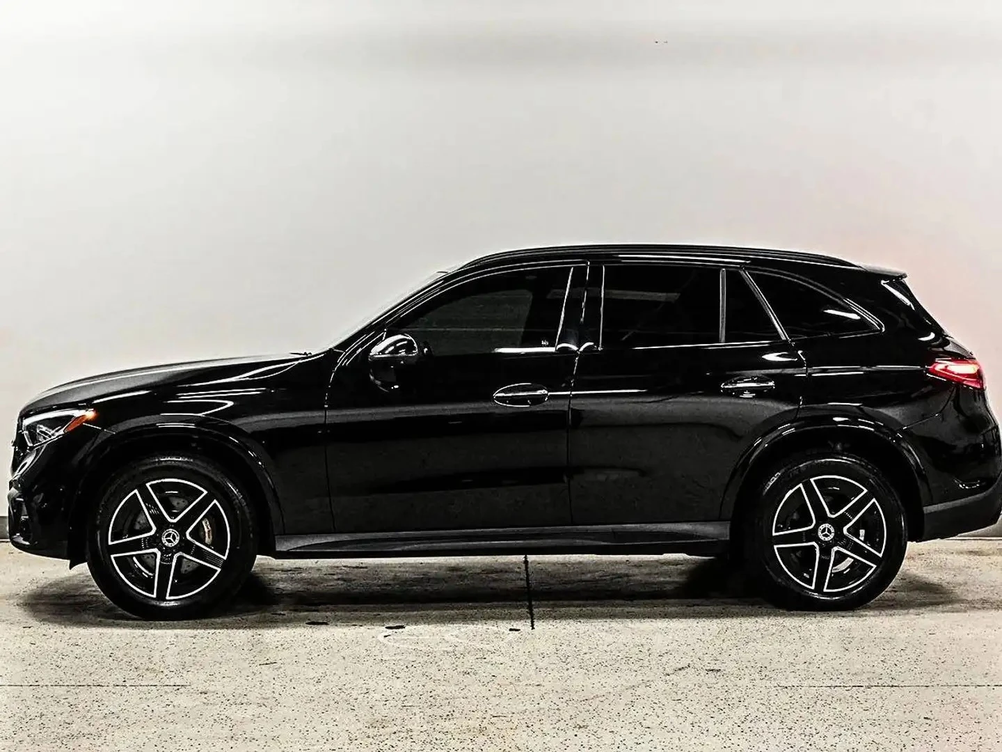 Mercedes-Benz GLC 300 2023* AMG PK* 360* PANO* CARPLAY* DIS* КРАЙНА ЦЕНА, снимка 3 - Автомобили и джипове - 56144246