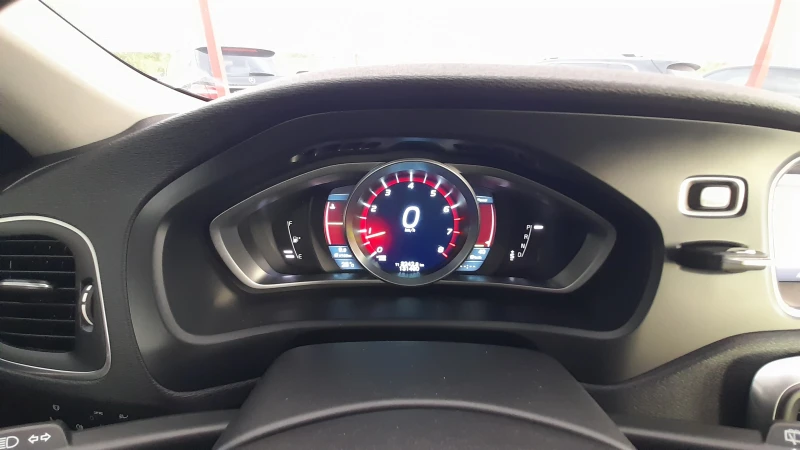 Volvo V40 Cross Country 2.0i - CROSS 4x4 , снимка 14 - Автомобили и джипове - 51033238