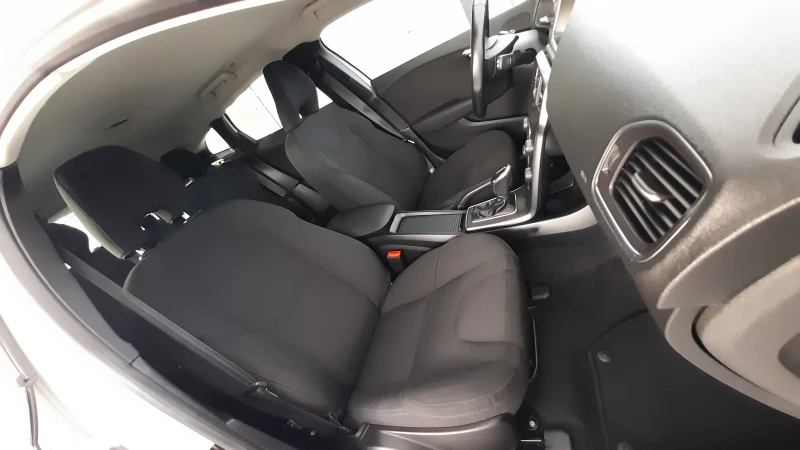 Volvo V40 Cross Country 2.0i - CROSS 4x4 , снимка 10 - Автомобили и джипове - 51033238