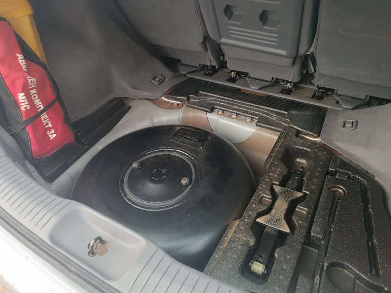 Nissan Almera tino, снимка 8 - Автомобили и джипове - 51913269