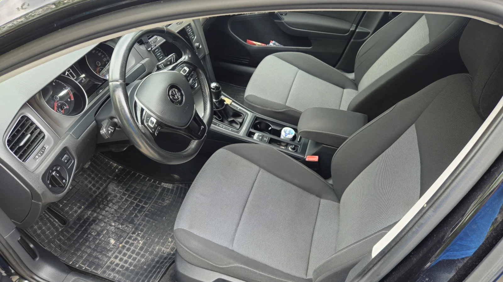 VW Golf 1.6TDI, снимка 8 - Автомобили и джипове - 54478650