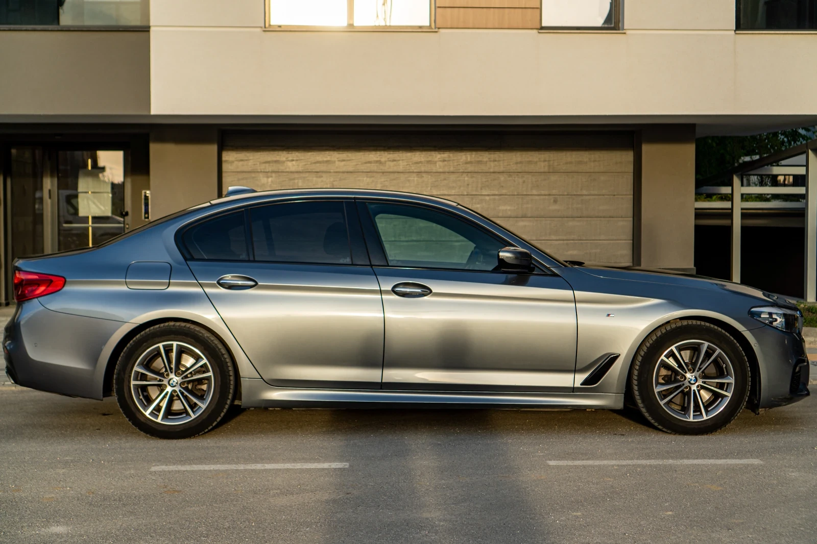 BMW 520 M PAKET XDRIVE СЕРВИЗНА ИСТОРИЯ, снимка 3 - Автомобили и джипове - 54726198