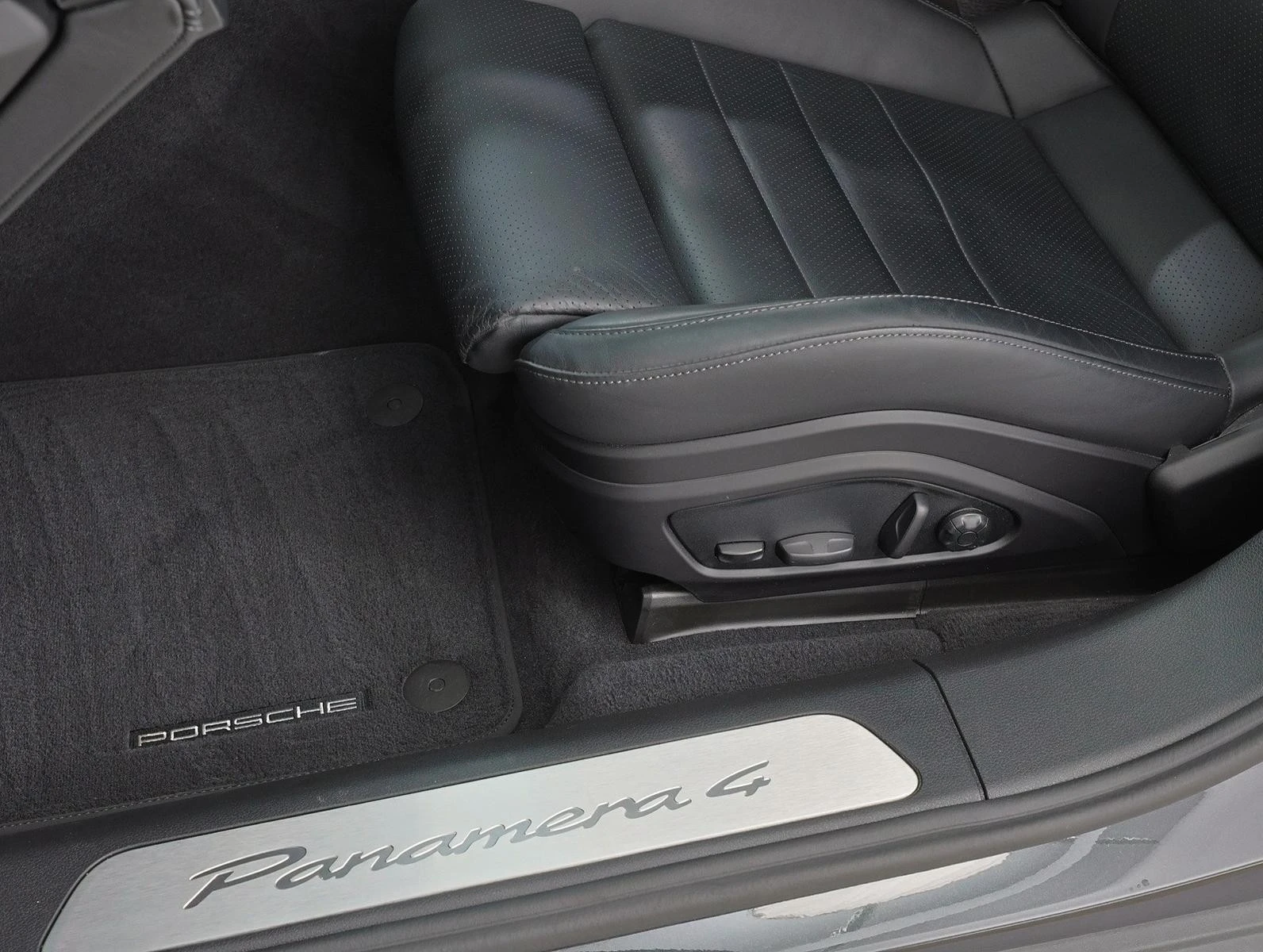 Porsche Panamera 4 E-Hybrid* BOSE* Pano* 360* Chrono, снимка 10 - Автомобили и джипове - 55217086