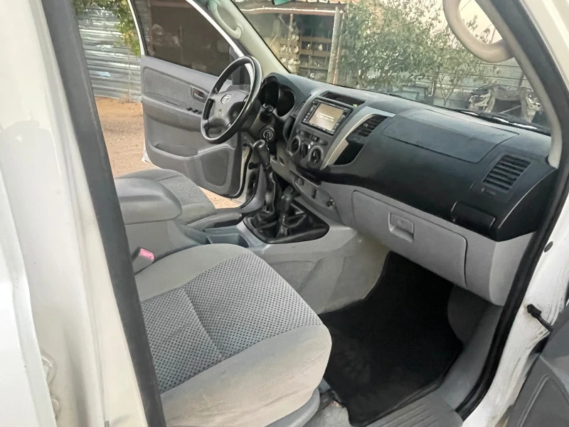 Toyota Hilux, снимка 11 - Автомобили и джипове - 47445443