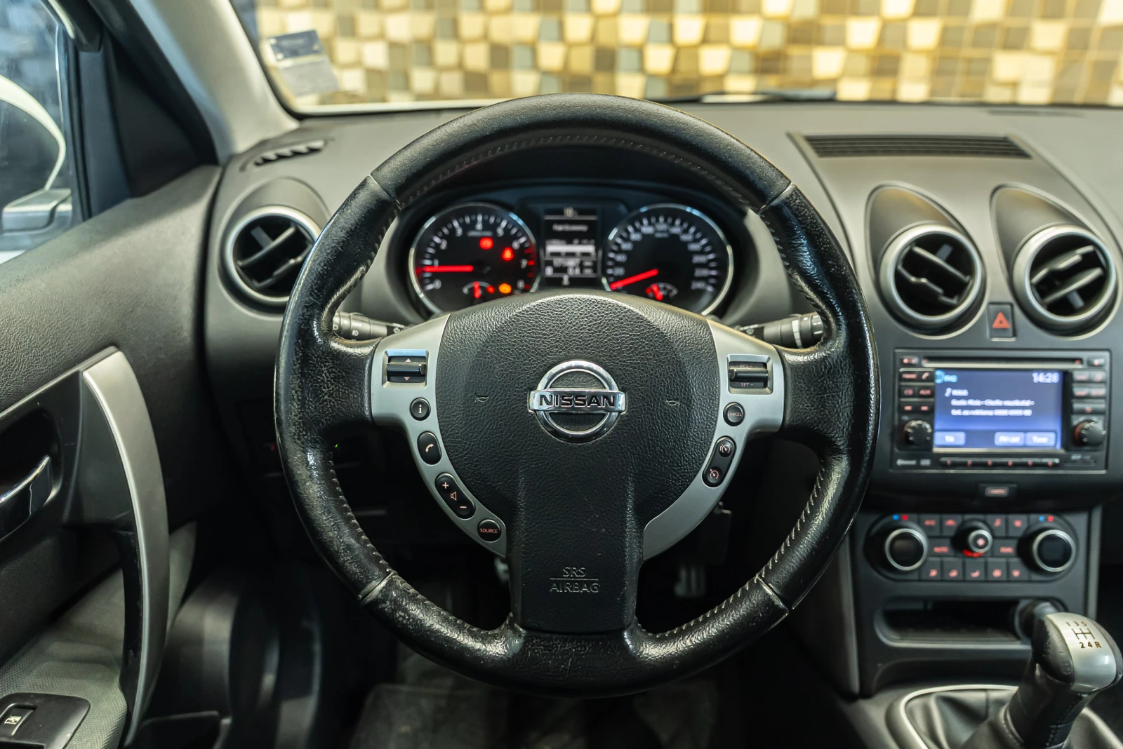 Nissan Qashqai 1.6G, снимка 12 - Автомобили и джипове - 53815364