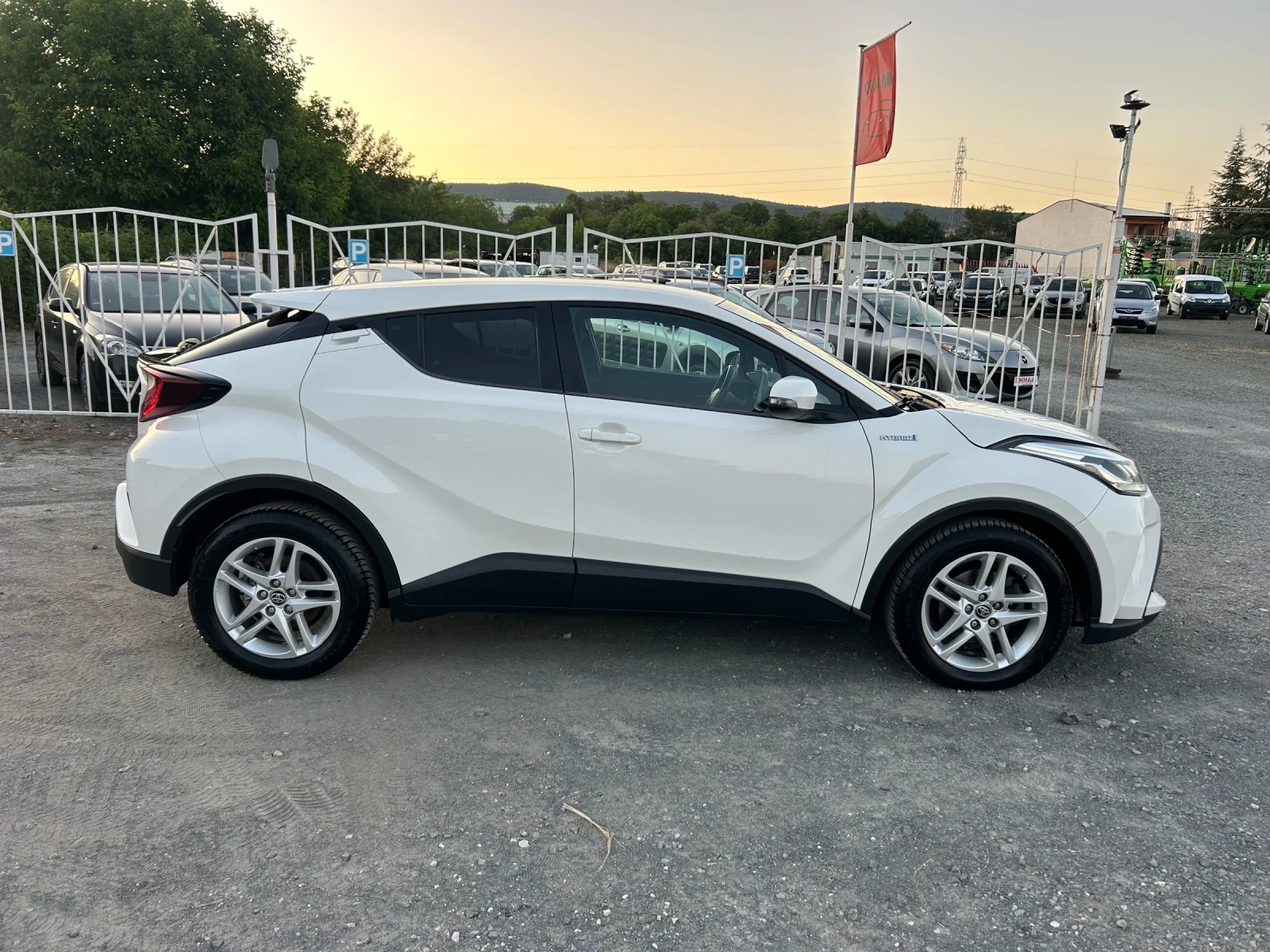 Toyota C-HR HYBRID / FACELIFT / ЕВРО6 / YOUTUBE / WAZE , снимка 4 - Автомобили и джипове - 53977472