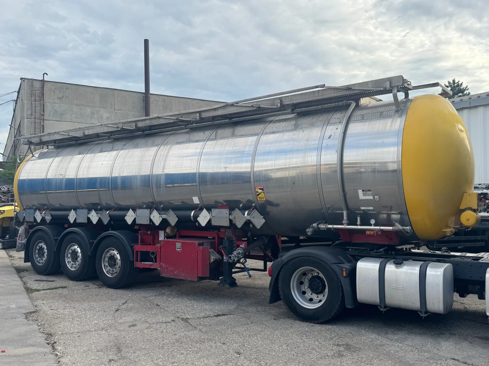 Полуремарке Schwarzmuller Цистерна 4камери 32400l