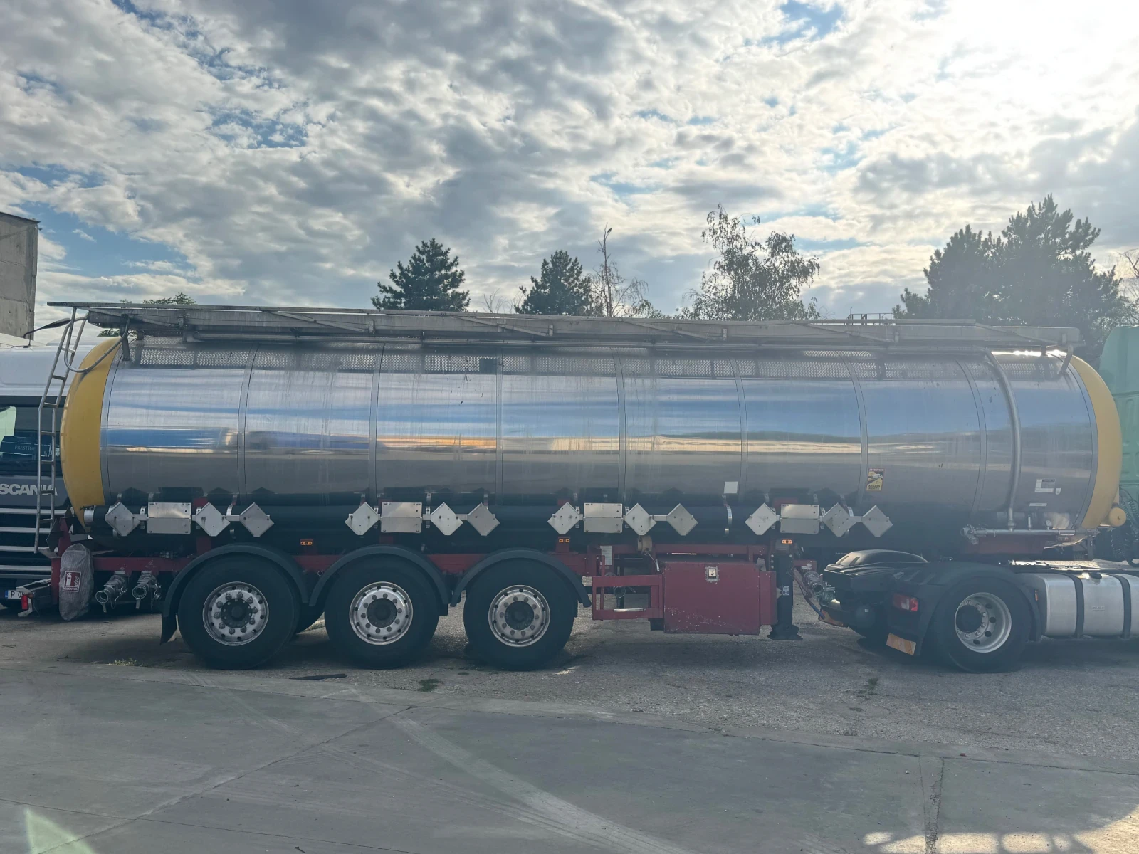 Полуремарке Schwarzmuller Цистерна 4камери 32400l, снимка 2 - Ремаркета - 54705240