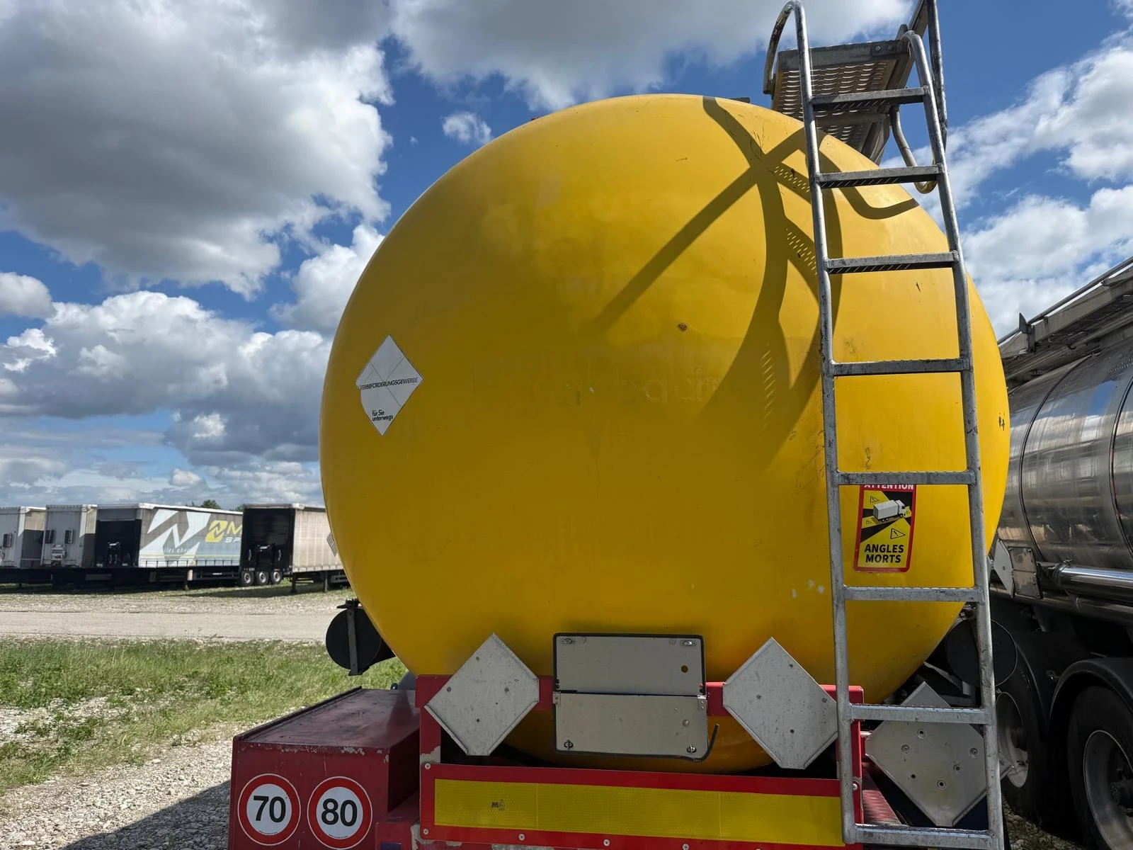 Полуремарке Schwarzmuller Цистерна 4камери 32400l, снимка 5 - Ремаркета - 54705240