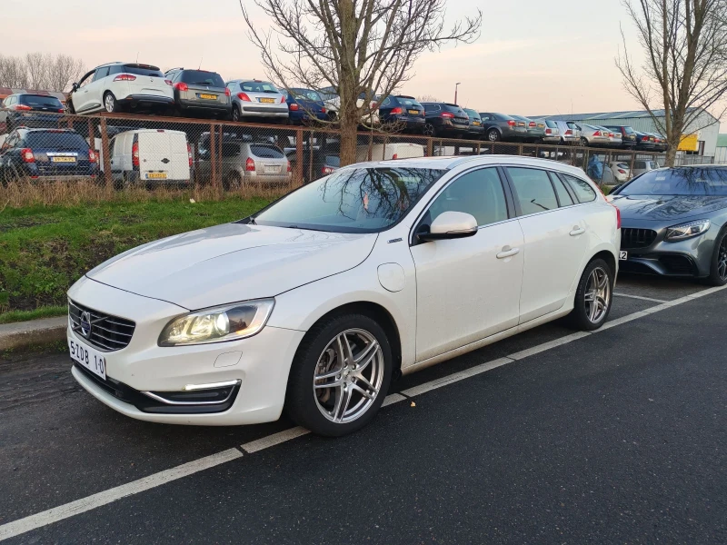 Volvo V60 2.4 D6 PLUG IN HYBRID 4WD, снимка 14 - Автомобили и джипове - 49118249