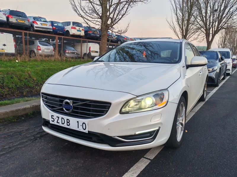 Volvo V60 2.4 D6 PLUG IN HYBRID 4WD, снимка 13 - Автомобили и джипове - 49118249