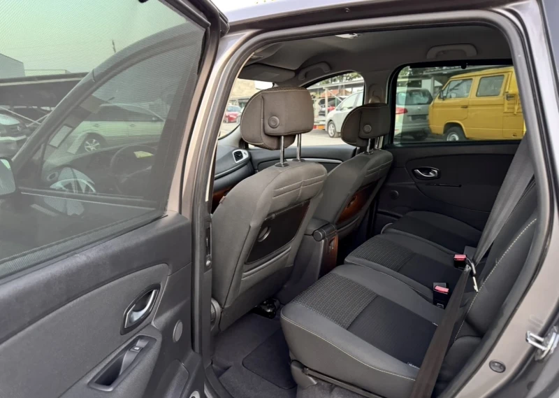 Renault Scenic 1.5 DCI, снимка 9 - Автомобили и джипове - 51598371