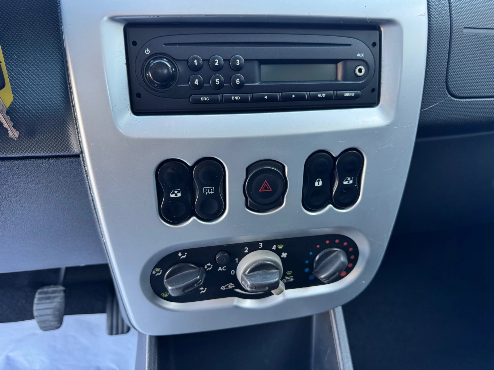 Dacia Sandero 1.4i- | Mobile.bg   14