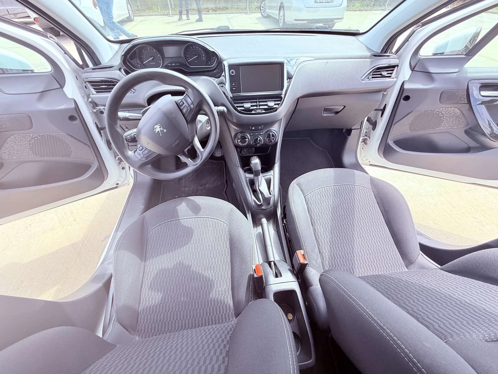 Peugeot 208, снимка 13 - Автомобили и джипове - 53893327