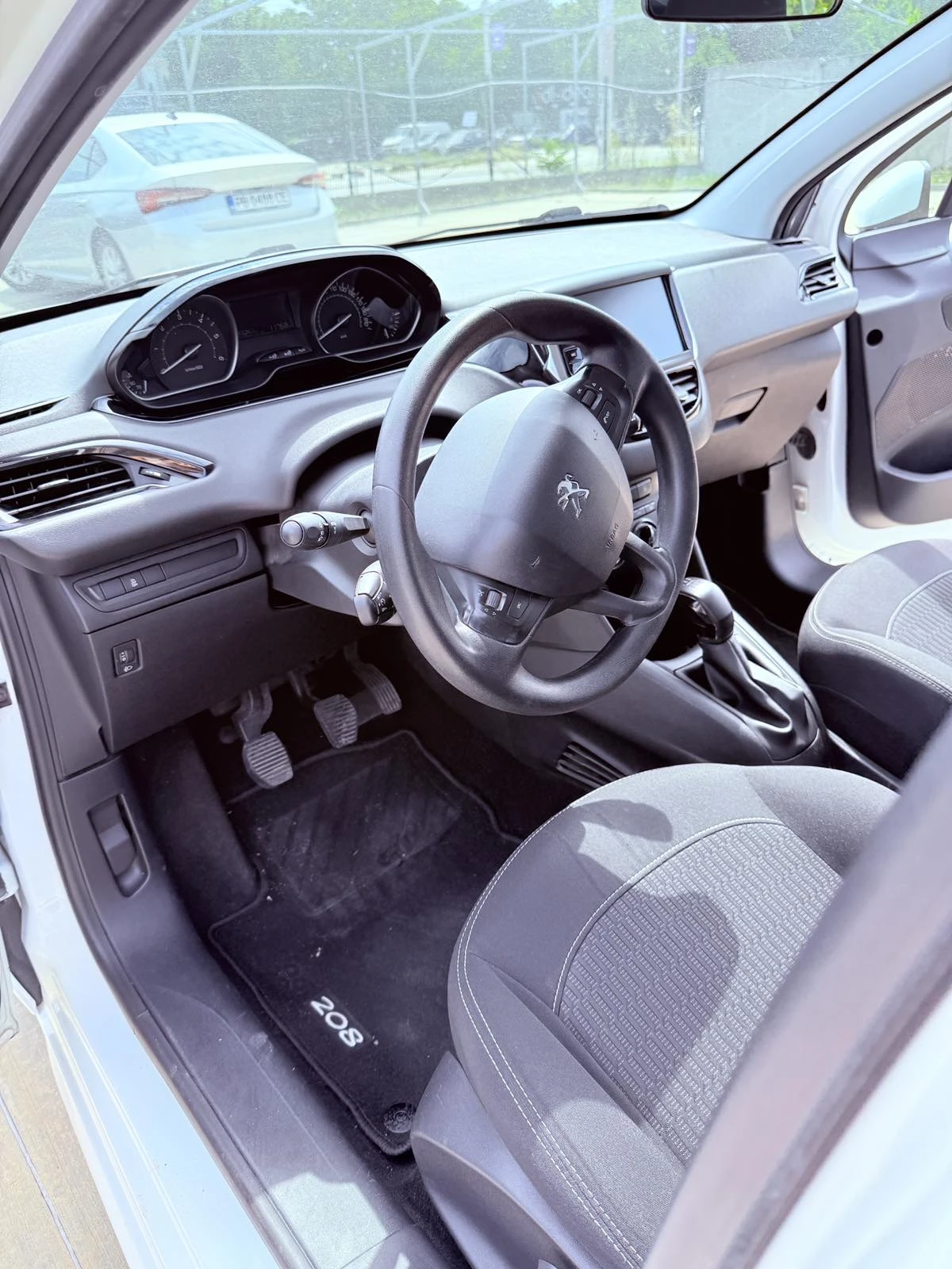 Peugeot 208, снимка 11 - Автомобили и джипове - 53893327