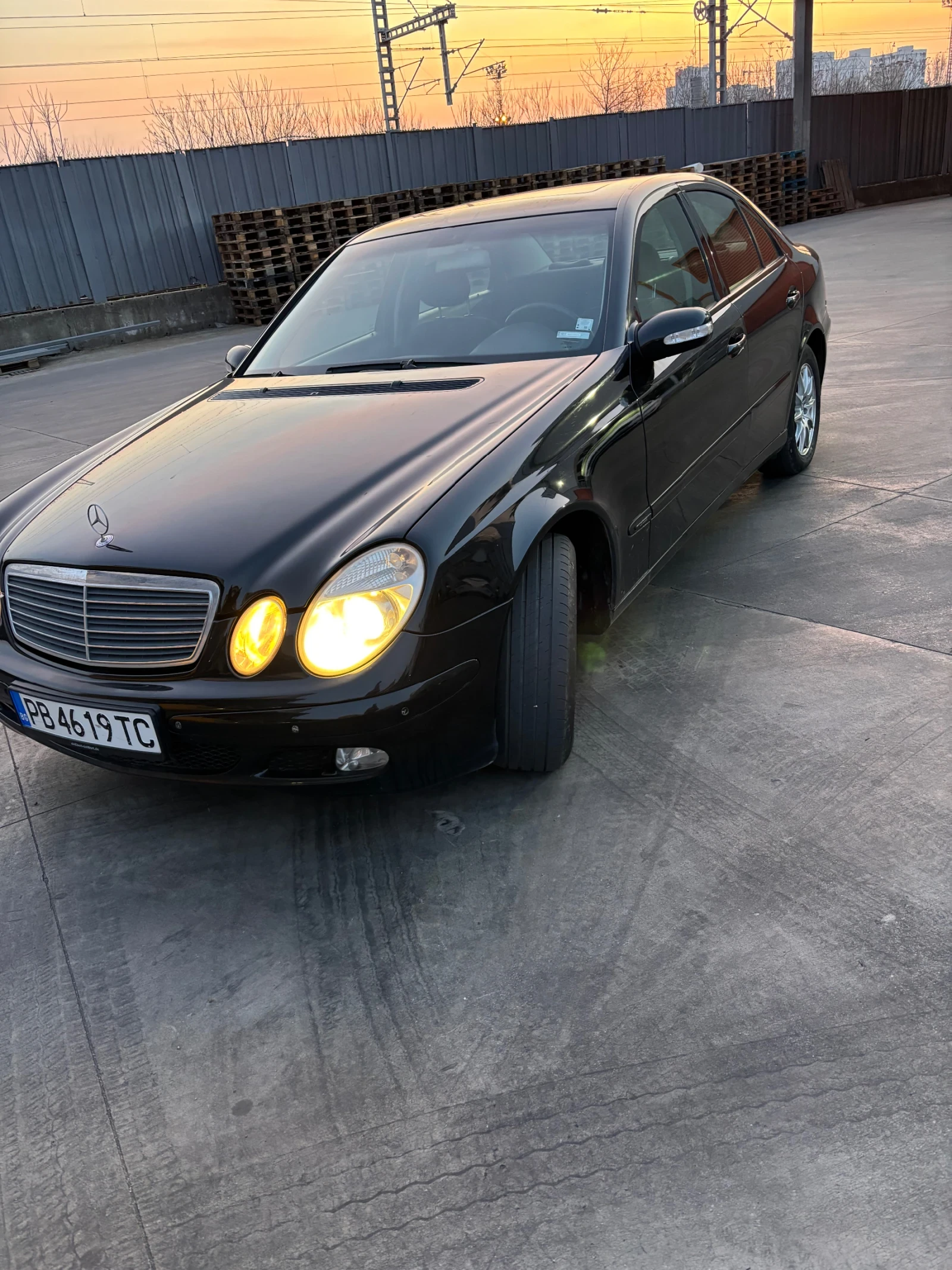 Mercedes-Benz E 220, снимка 3 - Автомобили и джипове - 53867853