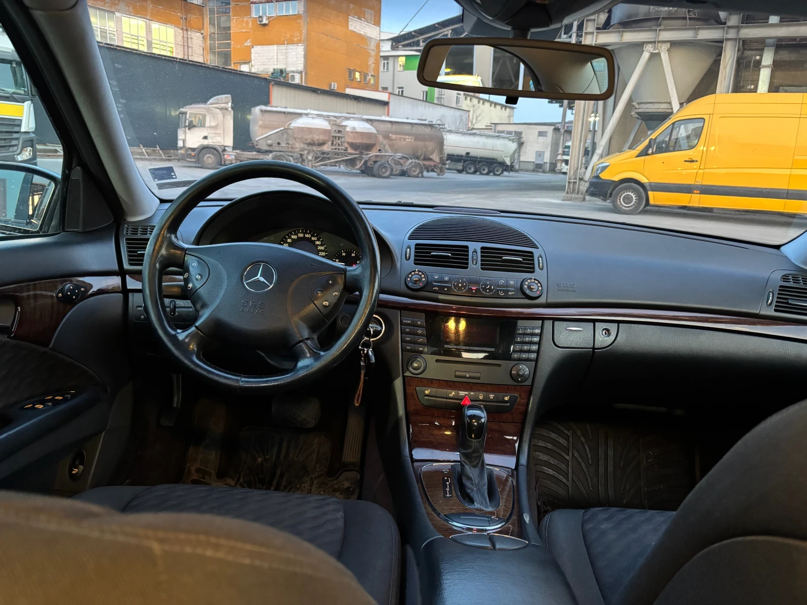 Mercedes-Benz E 220, снимка 11 - Автомобили и джипове - 53867853
