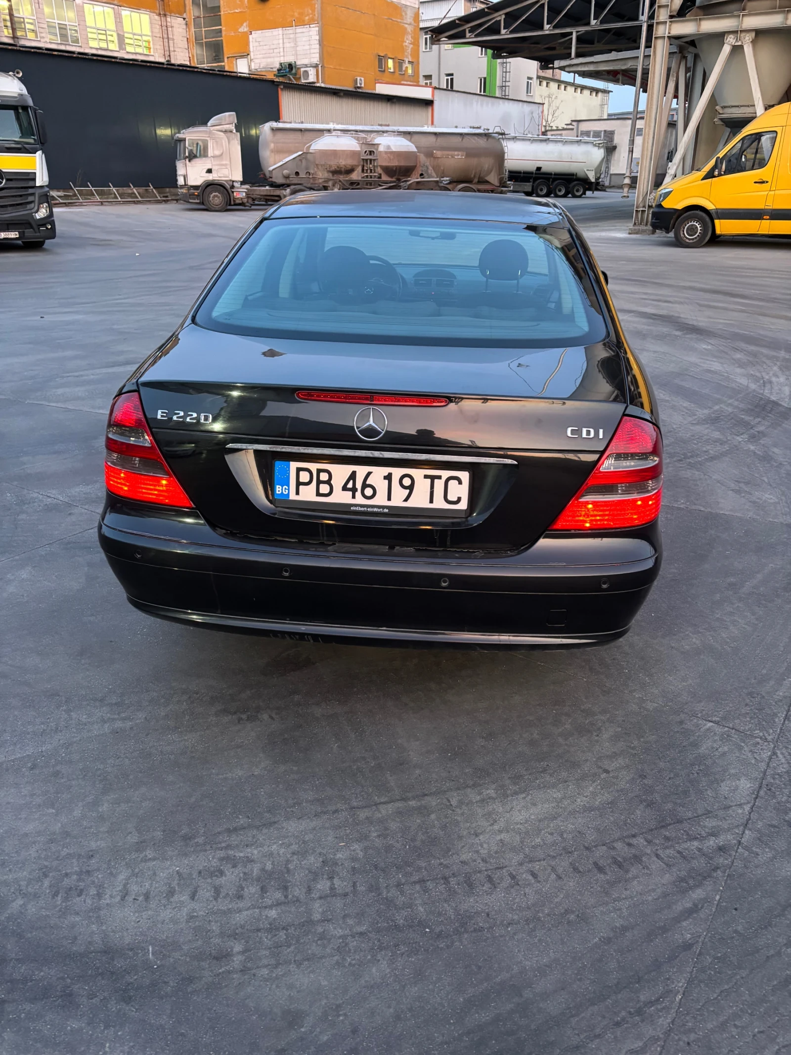Mercedes-Benz E 220, снимка 4 - Автомобили и джипове - 53867853