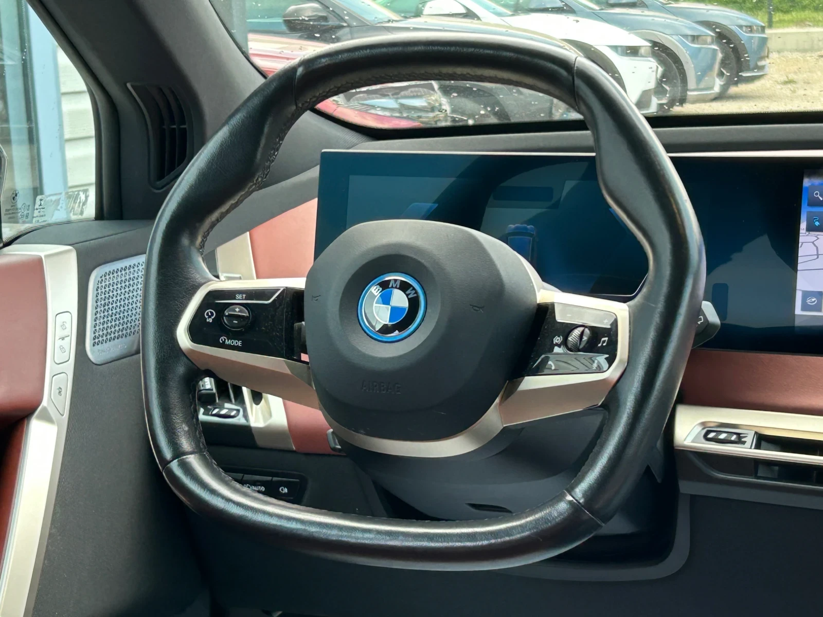 BMW iX 50* M-pack* B&W* 360* 22Inch* PANO* AIR, снимка 11 - Автомобили и джипове - 54866847