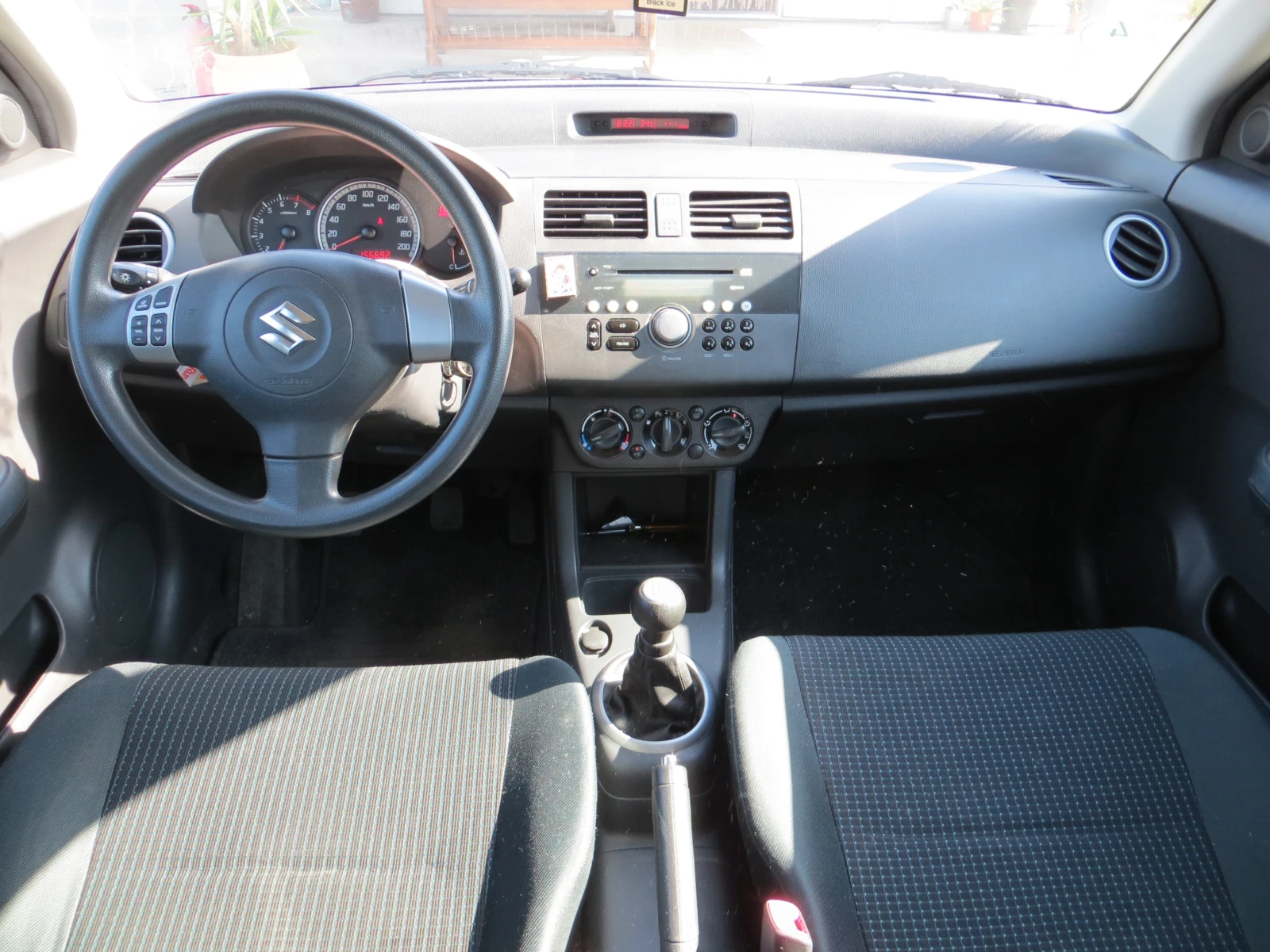 Suzuki Swift 1.3I-КЛИМА, снимка 13 - Автомобили и джипове - 55908270