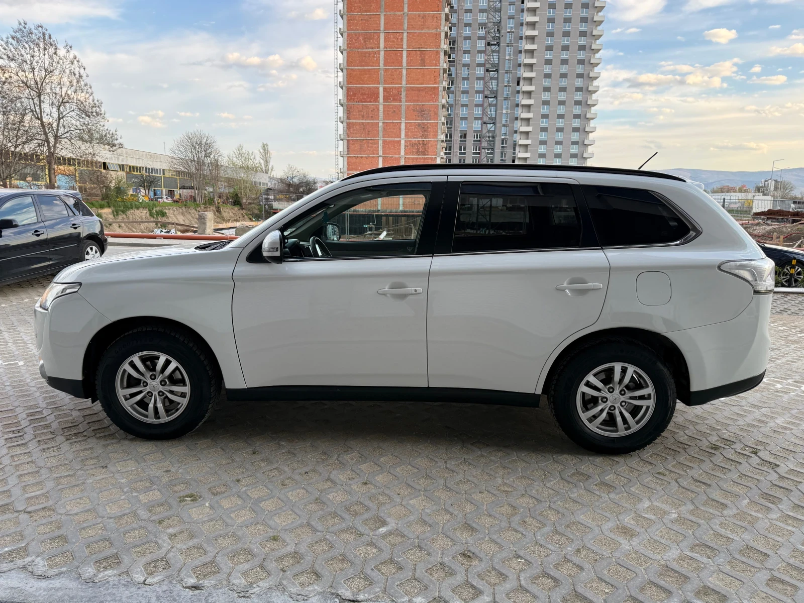 Mitsubishi Outlander 2.0, снимка 2 - Автомобили и джипове - 54128776