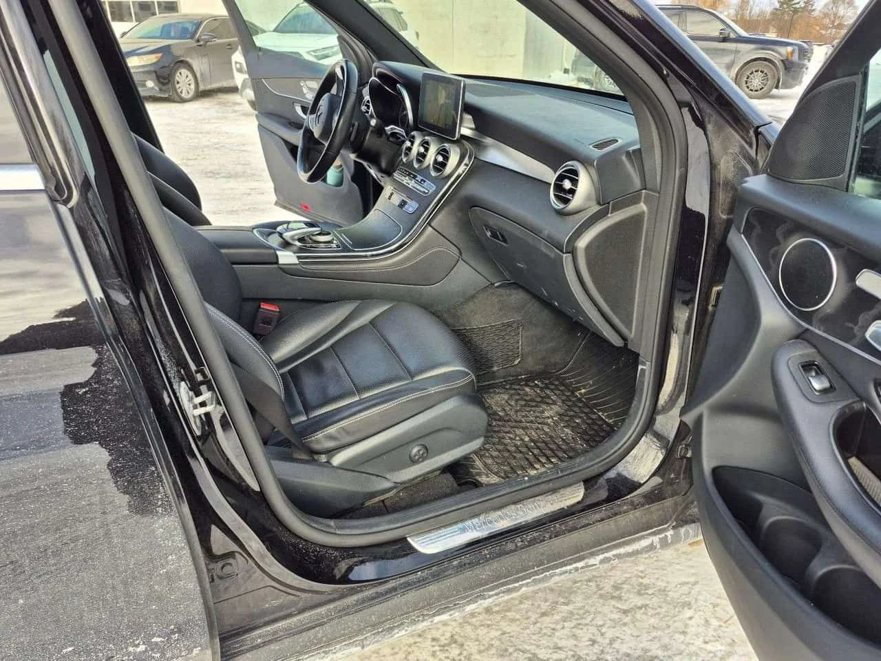 Mercedes-Benz GLC 300 ПОДГРЕВИ * ПАНО * KEYLESS * CARFAX, снимка 8 - Автомобили и джипове - 54430945