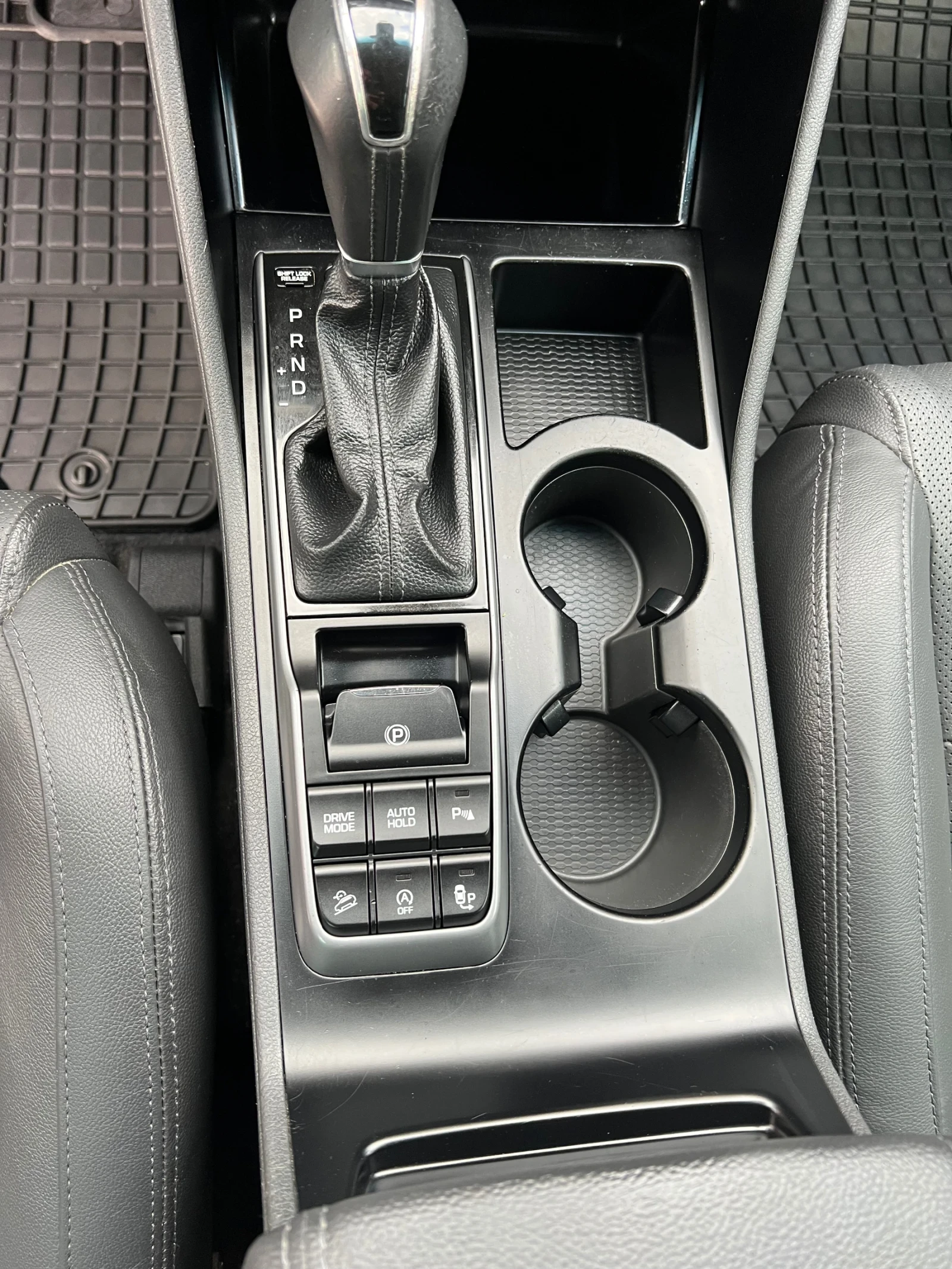 Hyundai Tucson 1.7 , снимка 9 - Автомобили и джипове - 56024239