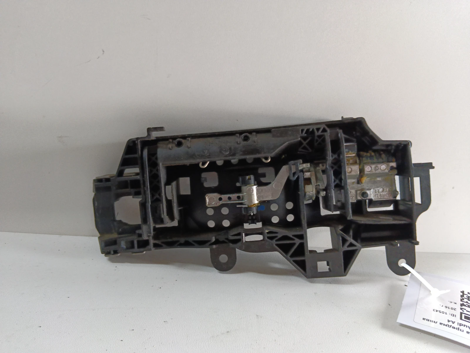 основа дръжка предна лява 8W01837811A Audi A4