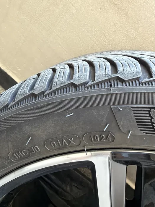 Гуми Зимни 255/40R18, снимка 2 - Гуми и джанти - 56172217