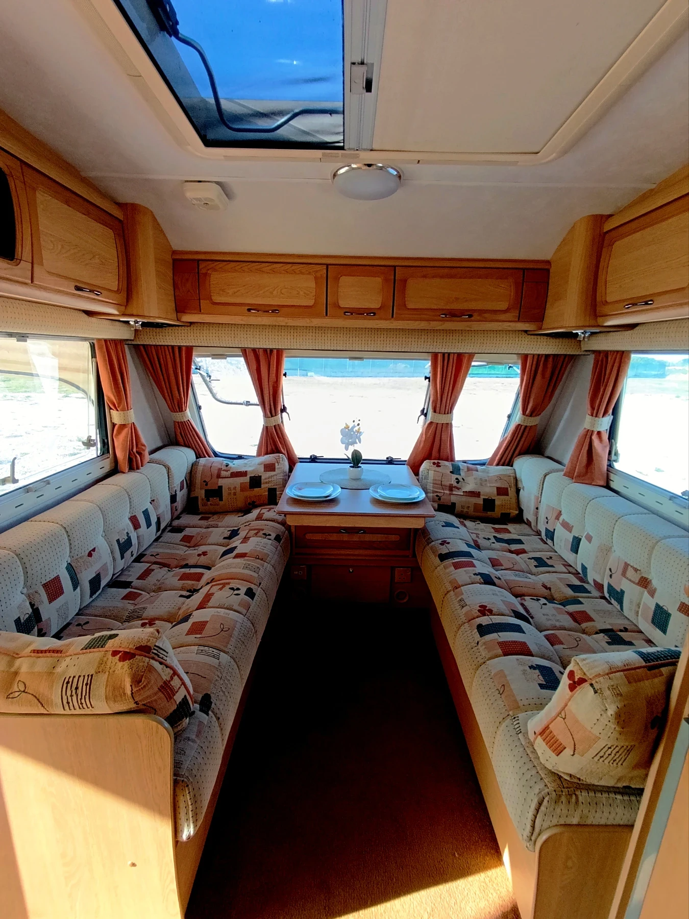 Каравана Eldis Odyssey, снимка 8 - Каравани и кемпери - 55564625