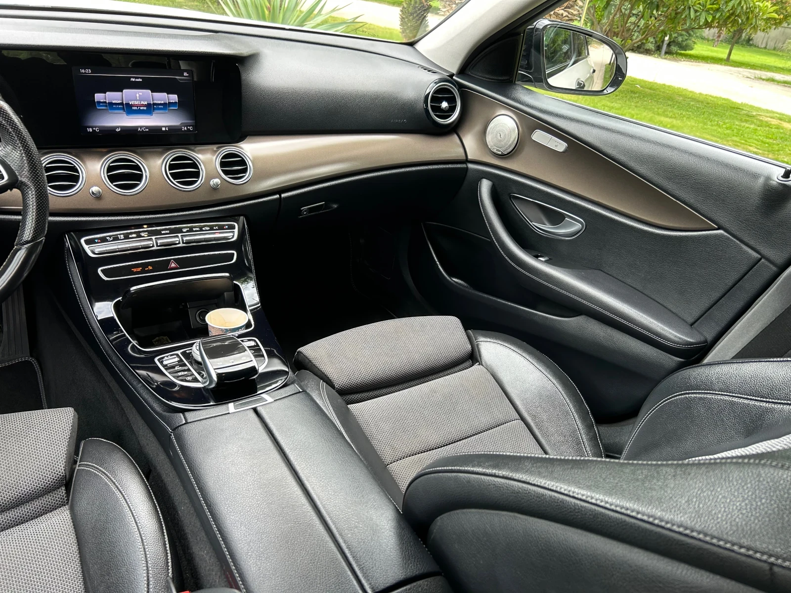Mercedes-Benz E 220 AMG ТОП, снимка 11 - Автомобили и джипове - 54885849