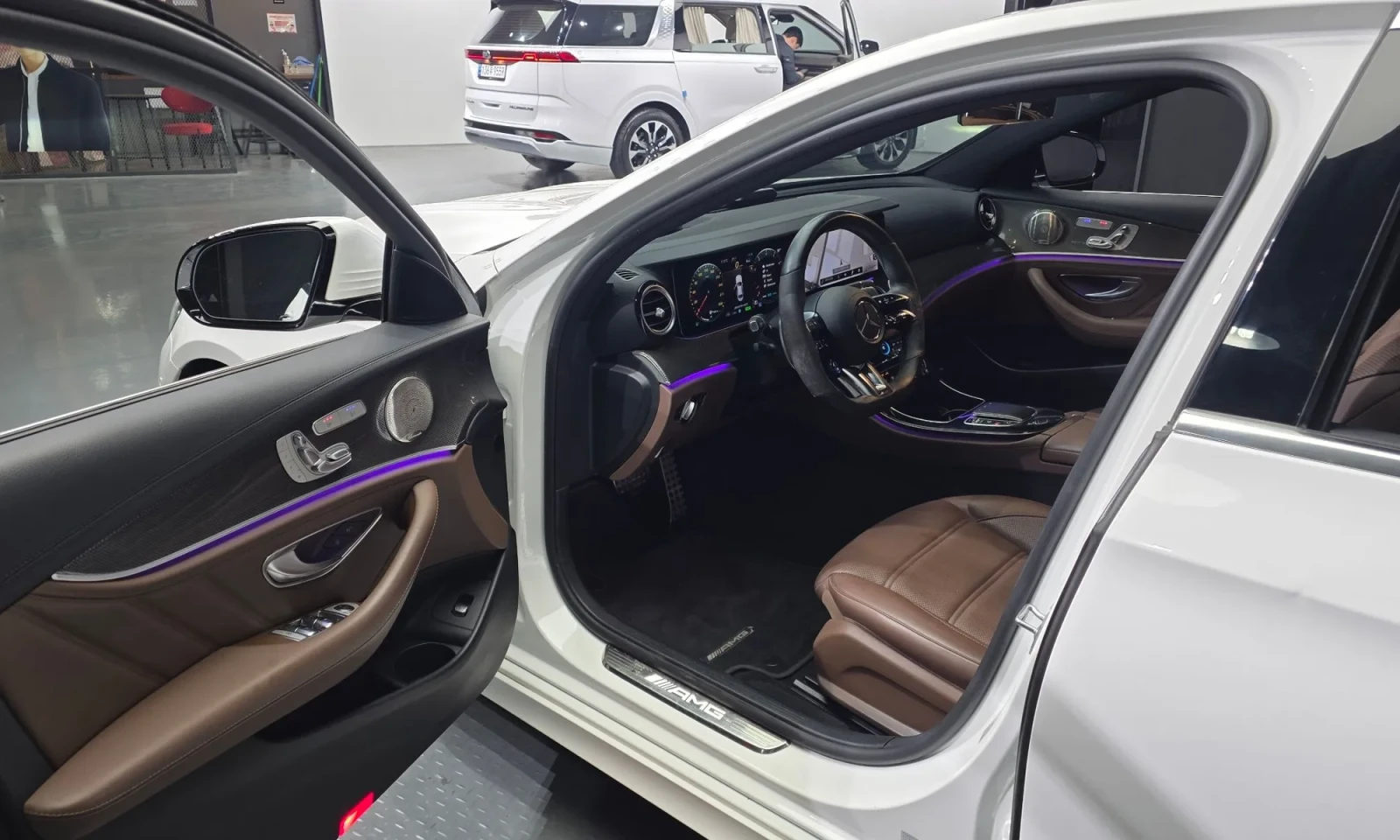 Mercedes-Benz E 53 AMG 4MATIC+ | BURMESTER| HUD| ОБДУХ| 360| ALCANTARA, снимка 5 - Автомобили и джипове - 55613077