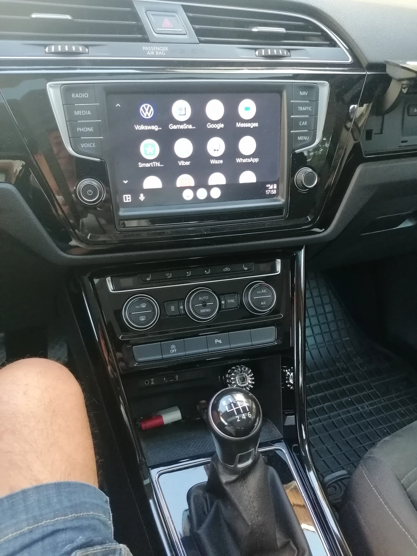 VW Touran 2.0TDI, снимка 8 - Автомобили и джипове - 56726367