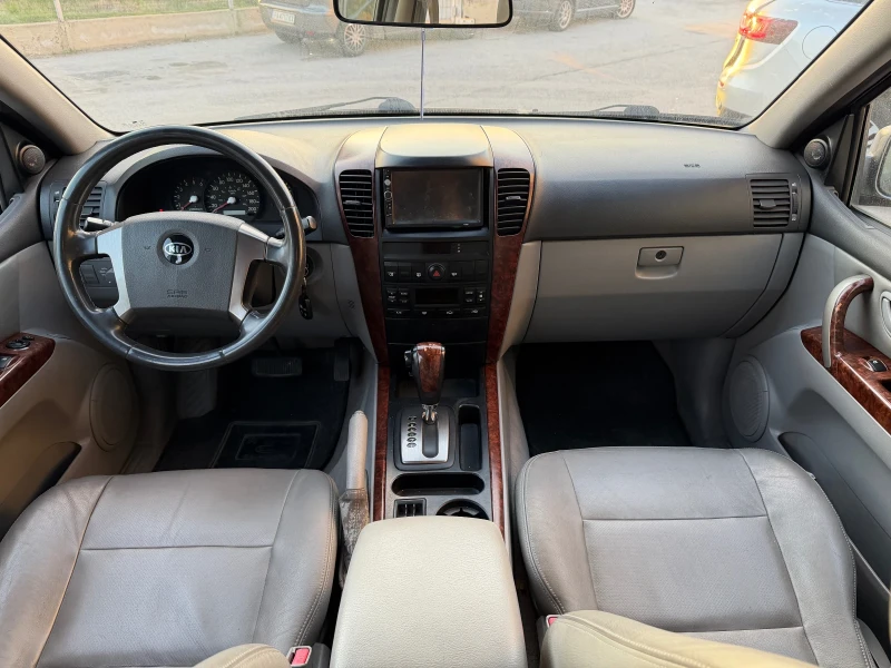 Kia Sorento 2.5 CRDI* 4x4* Кожен салон* Автоматик* 129000км, снимка 11 - Автомобили и джипове - 52789728