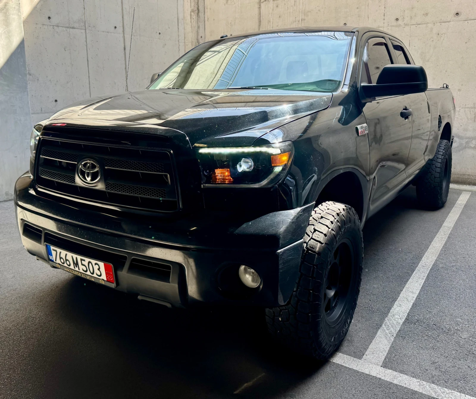 Toyota Tundra 5.7 /V 8/ 4x4 BLACK / TOP / OFFROAD - изображение 2