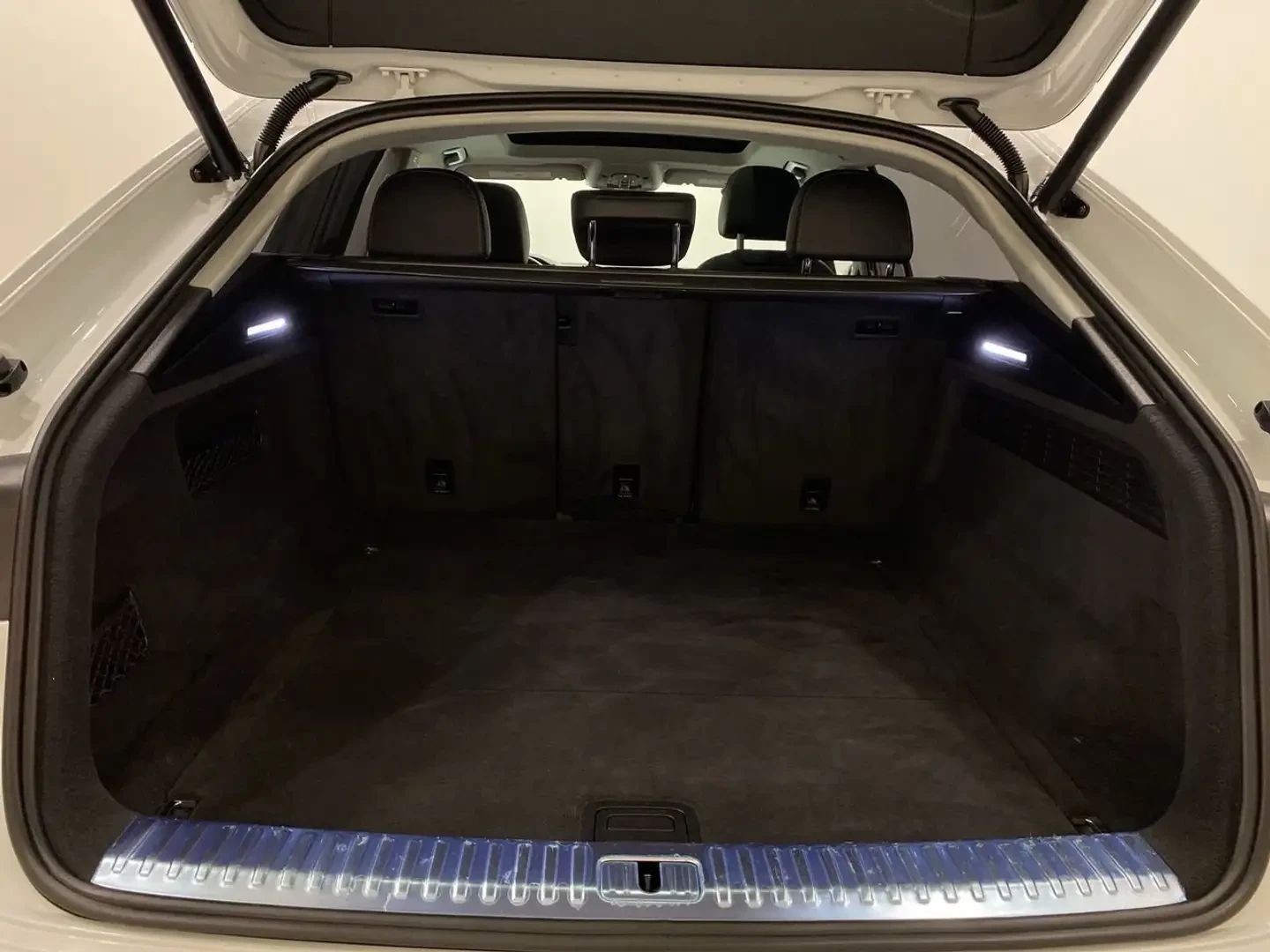 Audi Q8 мMATRIX| HEAD-UP| PANO| KEYLESS| AMBIENT| 360| B&O, снимка 17 - Автомобили и джипове - 53737752