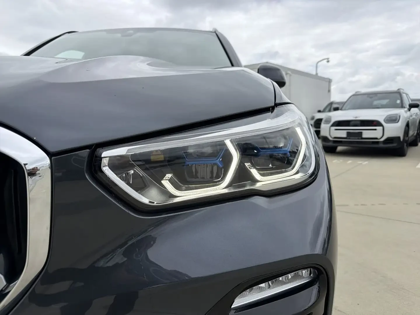 BMW X5 xD40i/HK/ЛАЗЕРИ/ВЪЗДУХ/КРИСТАЛ/ОБДУХВАНЕ/ПАНО/360, снимка 9 - Автомобили и джипове - 55377690