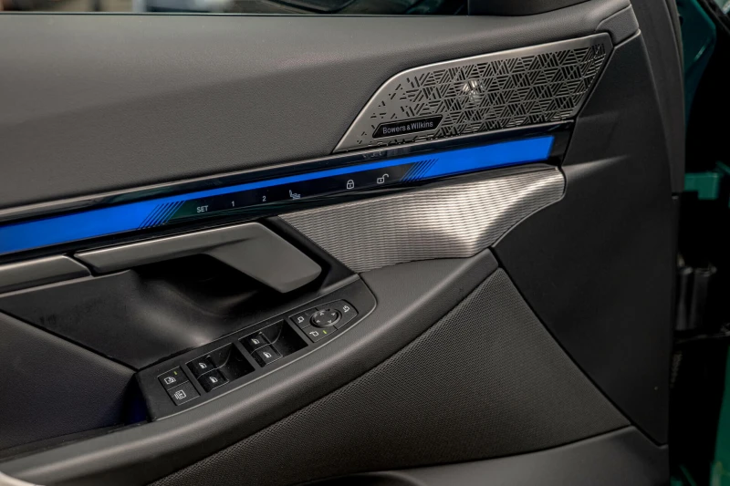 BMW M5 4.4 V8 Hybrid/Керамика/Bower&Wilkins/HuD/Обдухване, снимка 7 - Автомобили и джипове - 51637592