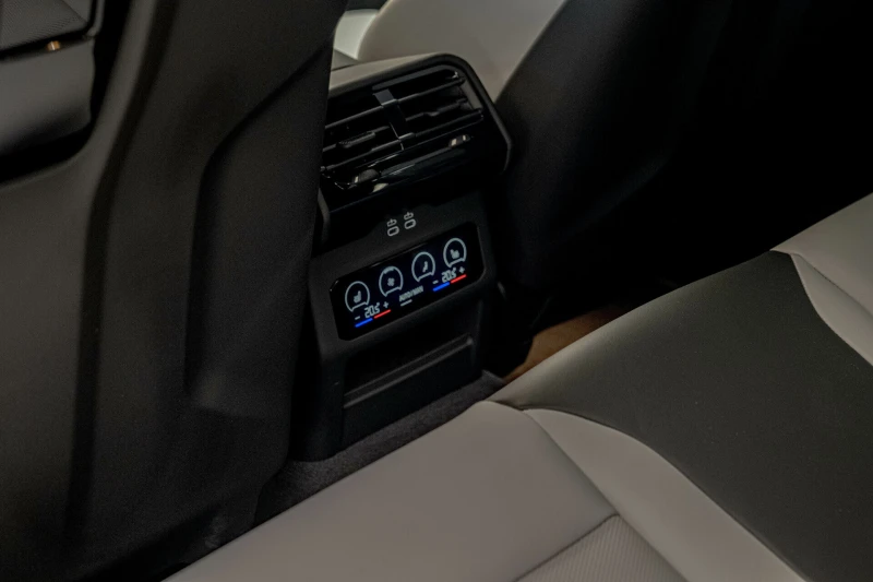 BMW M5 4.4 V8 Hybrid/Керамика/Bower&Wilkins/HuD/Обдухване, снимка 9 - Автомобили и джипове - 51637592