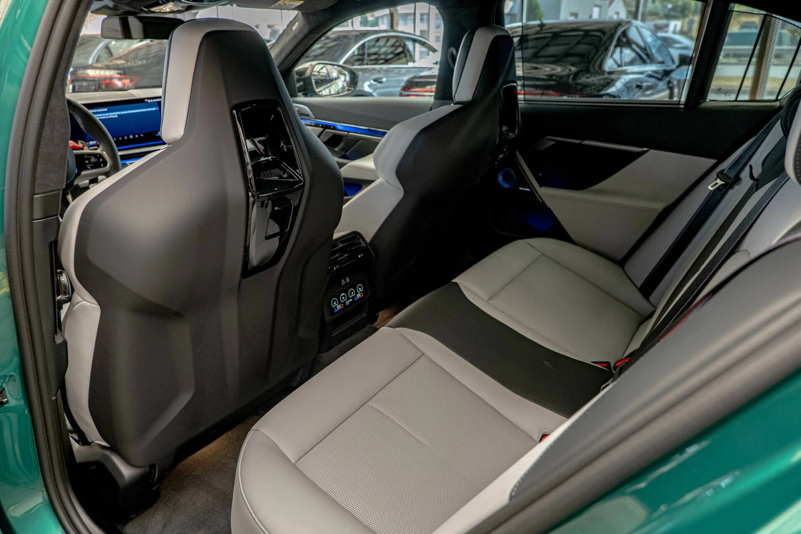 BMW M5 4.4 V8 Hybrid/Керамика/Bower&Wilkins/HuD/Обдухване - изображение 8